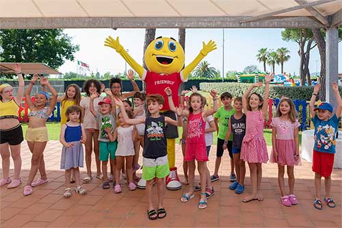 Bambini insieme alla Mascotte del Pappasole Camping Village