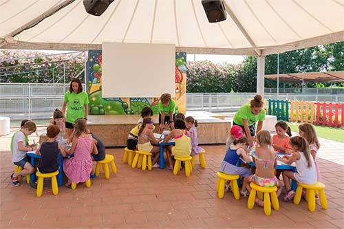 Attività del Kids Club del Pappasole Camping Village