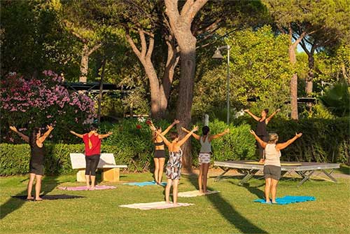 Risveglio muscolare sul prato davanti alla piscina
