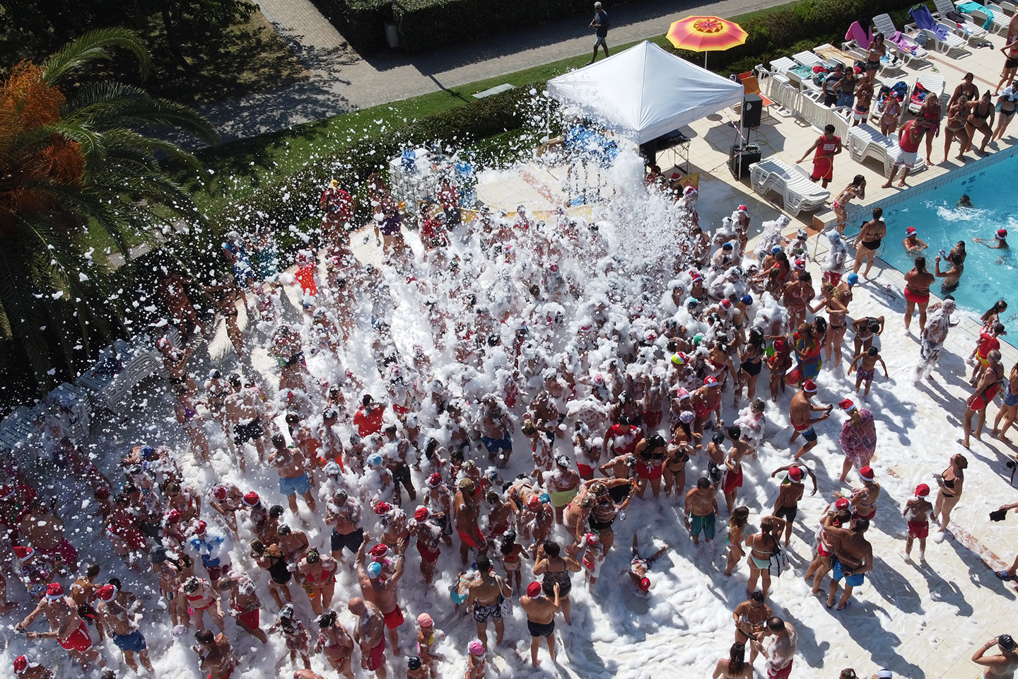 Schiuma Party e Color Party nella piscina grande del Pappasole Camping Village