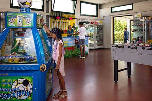 Ragazzi nella sala giochi del Pappasole Camping Village