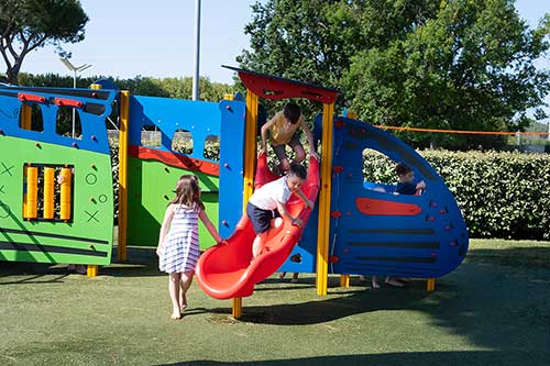 Bambini che giocano al Parco Giochi del Pappasole Camping Village