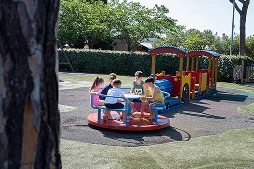 Bambini che giocano al Parco Giochi del Pappasole Camping Village