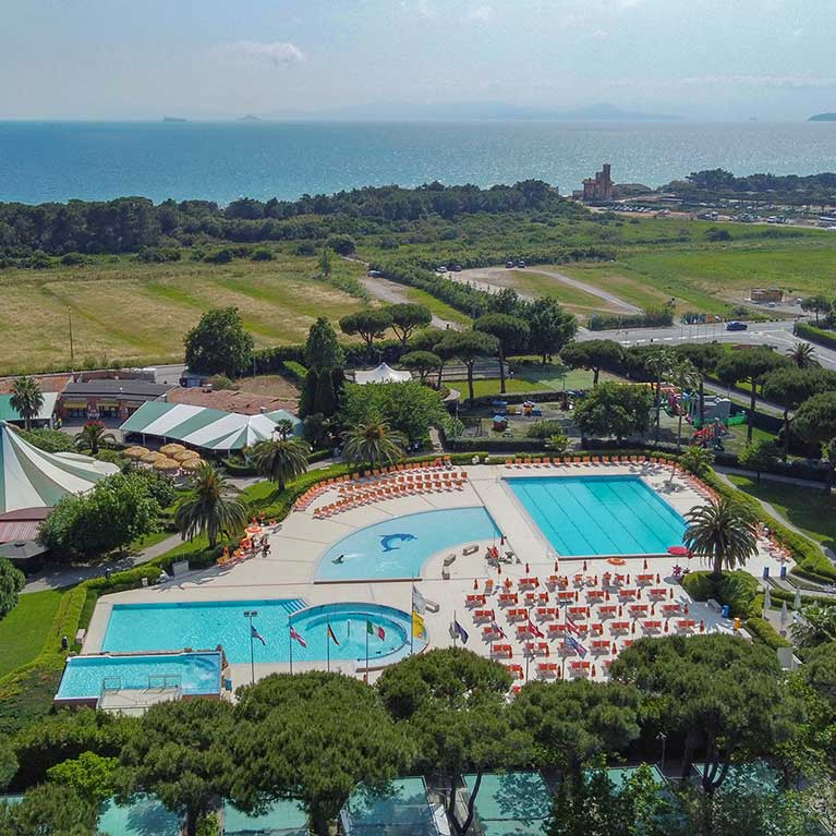 Vista aerea delle piscine e del verde del Pappasole Camping Village in Toscana