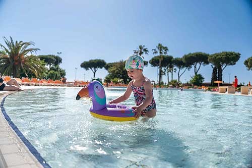 Bambina con salvagente in piscina