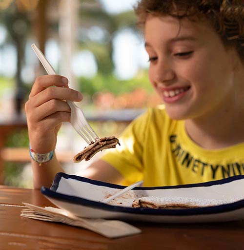 Bambino che mangia un dolce al Bar Pappasole