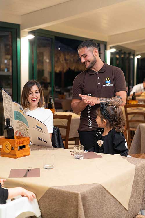 Famiglia al ristorante del Pappasole Camping Village