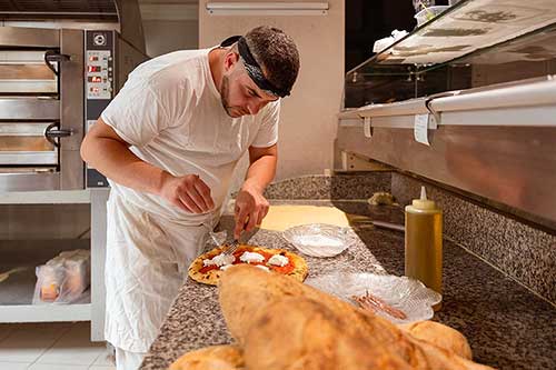 Preparazione della pizza al Ristorante Pizzeria Pappasole