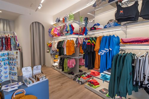 Costumi, t-shirt e accessori da mare alla Boutique del Pappasole Camping Village