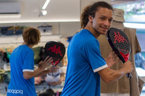 Ragazzo con abbigliamento sportivo Pappasole e racchetta da padel