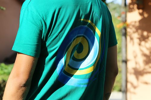 T-shirt con il logo del Pappasole Camping Village stampato sul retro