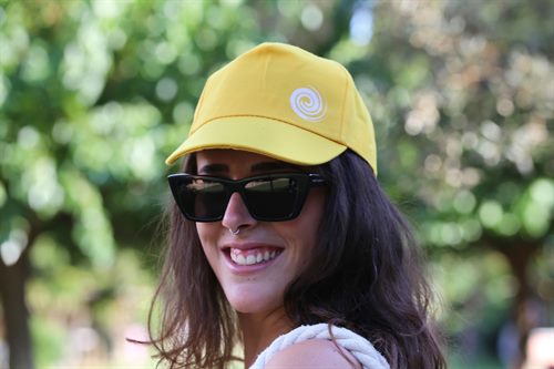 Ragazza con cappellino con il logo del Pappasole Camping Village