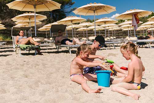 Bambini che giocano allo stabilimento balneare Pappabeach