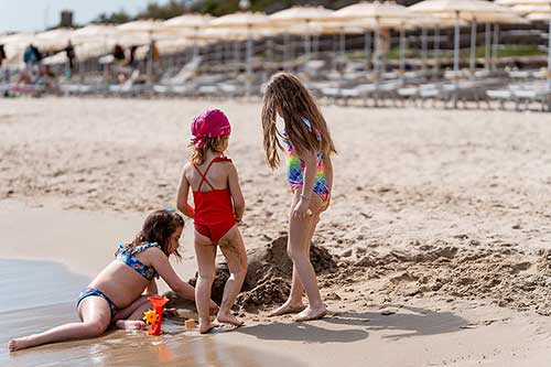 Bambine che giocano sulla battigia